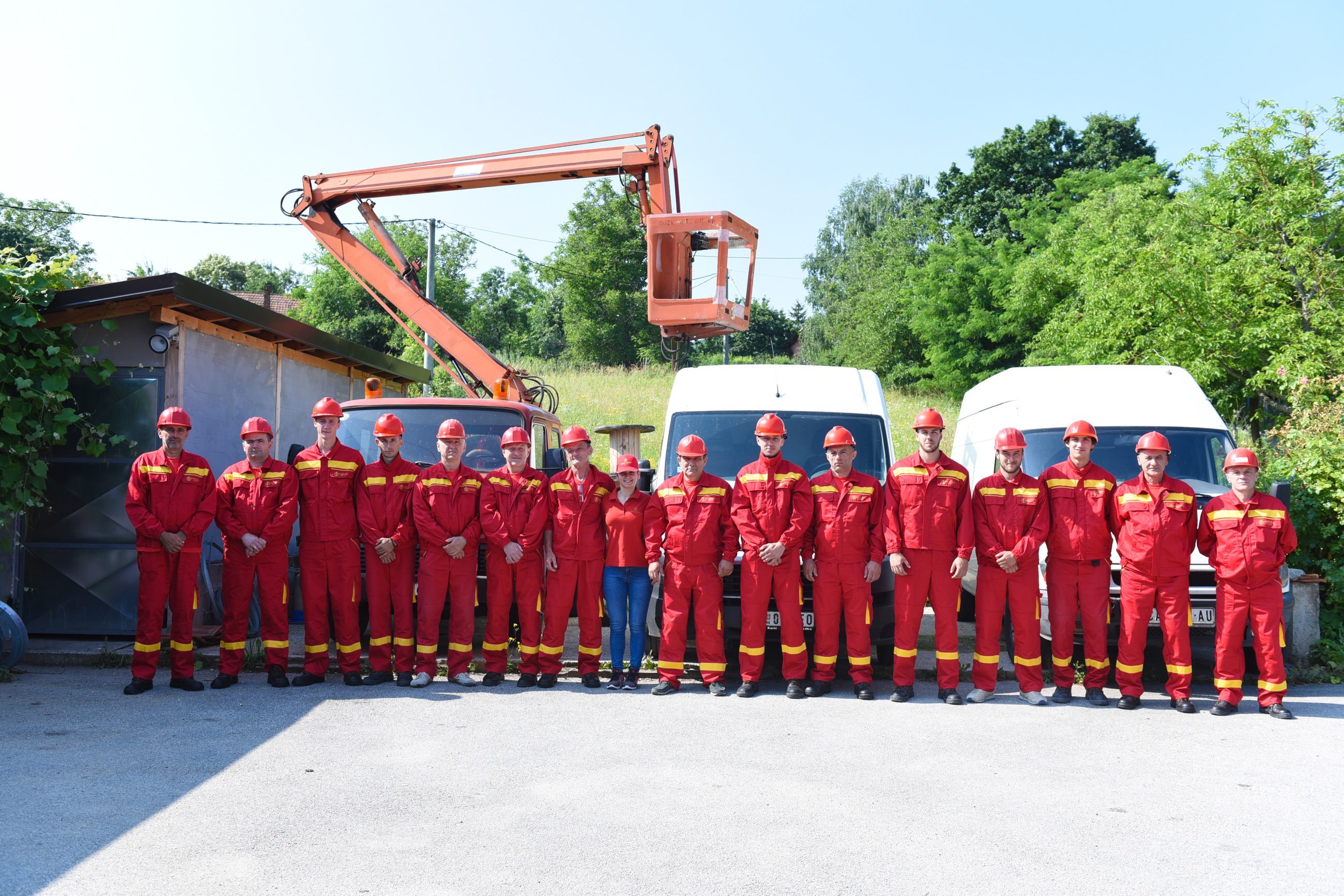 Tim Zanat Servisa ispred službenih vozila